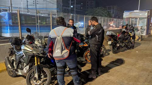 Last moment meeting for the night ride