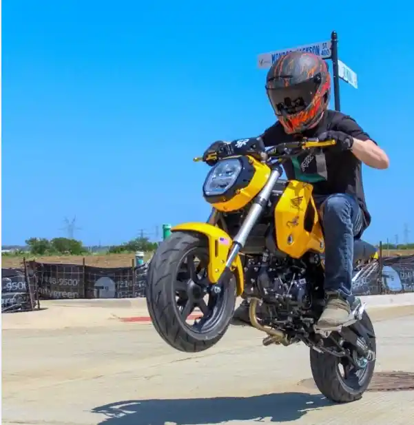 Wheelie with Honda Grom 